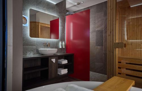 Mainport Design Hotel - image 11
