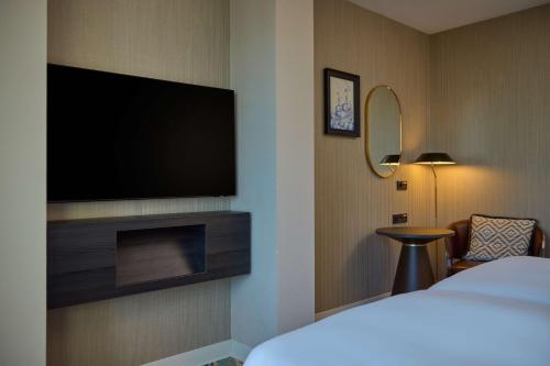Mainport Design Hotel - image 3