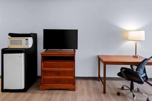 Econo Lodge Lebanon - image 11
