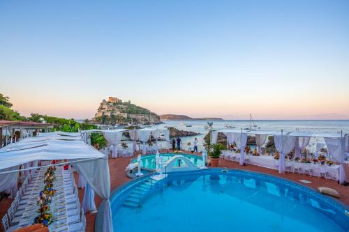 周邊環境, 斯特蘭德酒店德芬妮泰爾梅 (Strand Hotel Delfini Terme) in 伊斯其亞