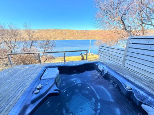 Lakefront cottage with jacuzzi in Fossatun