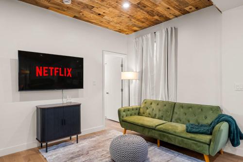 Perfect 2BR Near Universal Studios By Poshguest in Santa Clarita