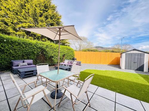 Steel Town Lodge - Comfy Home in Port Talbot with Hot Tub & Dart Board in Port Talbot