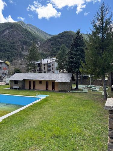 Peldbaseins, Dúplex de muntanya en zona verda a Escaló (Duplex de muntanya en zona verda a Escalo) in La Guingueta D'Anū