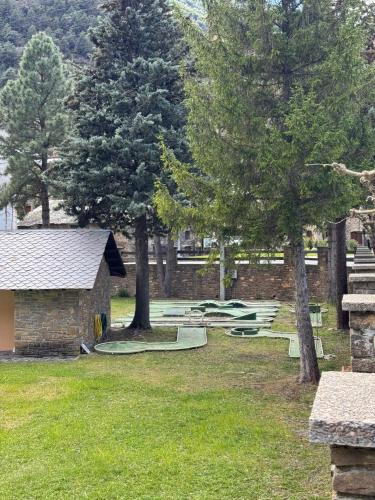 Minigolfa laukums, Dúplex de muntanya en zona verda a Escaló (Duplex de muntanya en zona verda a Escalo) in La Guingueta D'Anū