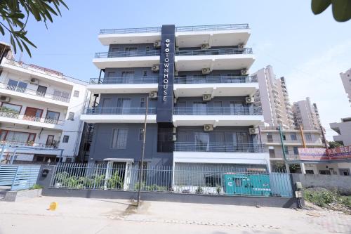 Wedlock Hotel Near Artemis Hospital - Wadgaon