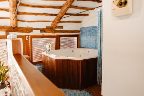 Pezsgőfürdő, La Casona de Mahora in Mahora