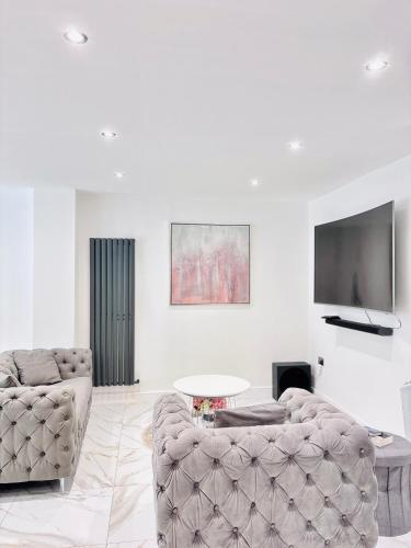 Luxury 5BR Stay With City Access, Manchester (photo 9)