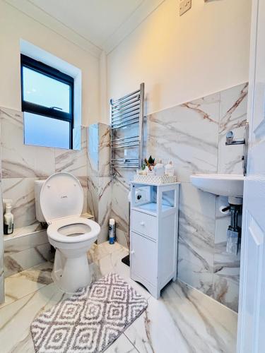 Luxury 5BR Stay With City Access, Manchester (photo 7)
