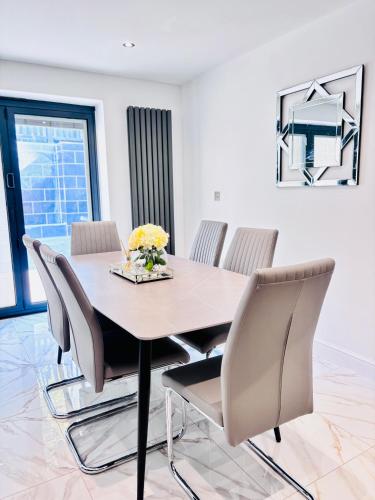 Luxury 5BR Stay With City Access, Manchester (photo 4)