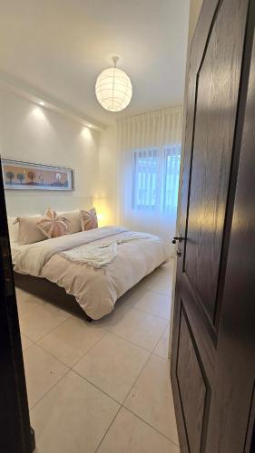 One-Bedroom Deluxe Apartment image 10