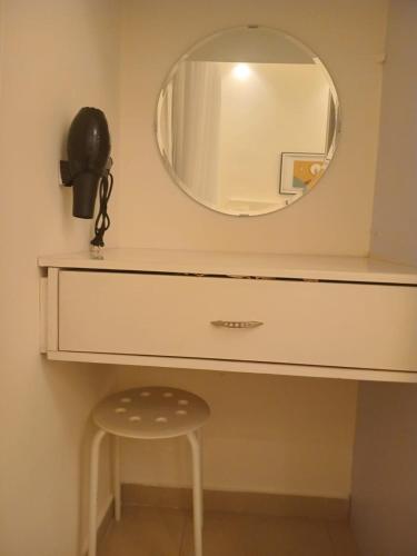 Modern One Bedroom with Steps from the Best Shops - image 5