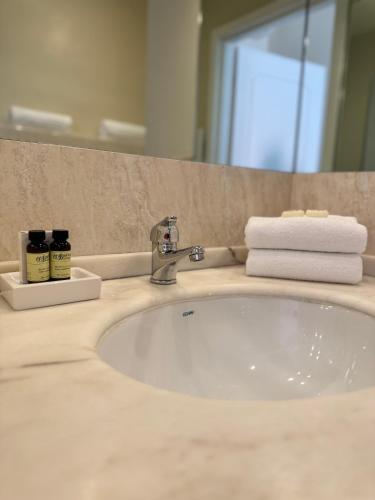 66 Imperial Inn Deluxe B&B - image 7