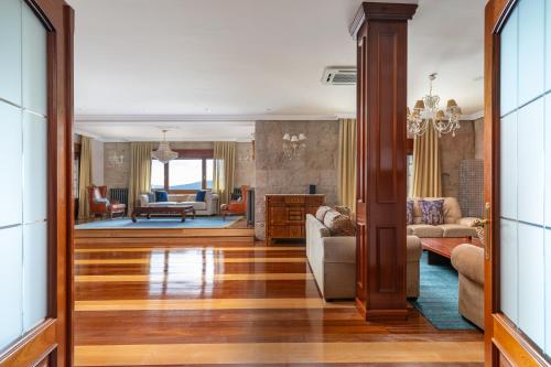 Mansión con Jacuzzi a 40 grados, gran piscina y Pádel (Mansion con Jacuzzi a 40 grados, gran piscina y Padel) in El Tiemblo