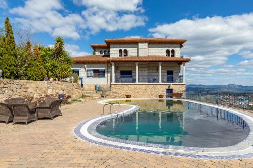 Mansión con Jacuzzi a 40 grados, gran piscina y Pádel (Mansion con Jacuzzi a 40 grados, gran piscina y Padel) in El Tiemblo