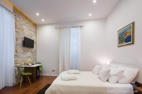 Double Room image 9