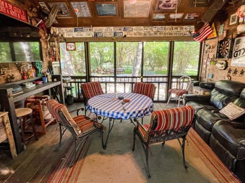 Bunk House The Roost Cabins in Lakehills (TX)