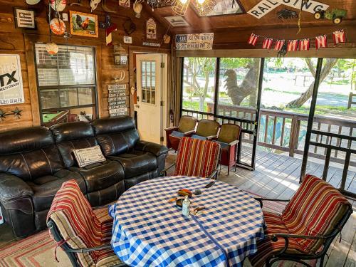 Bunk House The Roost Cabins in Lakehills (TX)