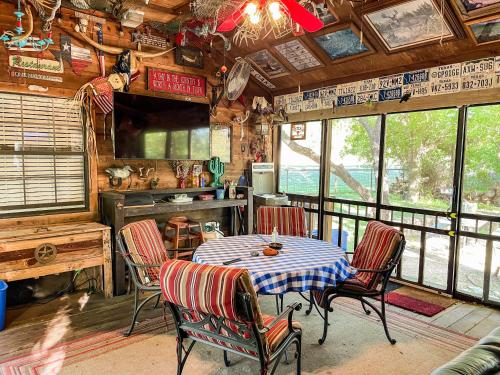 Bunk House The Roost Cabins in Lakehills (TX)