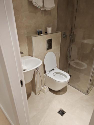 Standard Double Room image 3