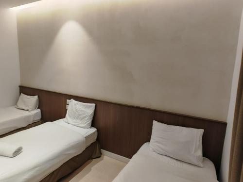 Standard Triple Room image 2