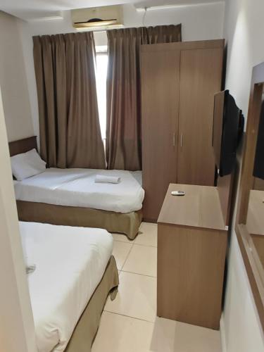 Economy Twin Room image 1