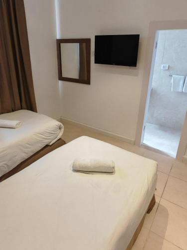 Economy Twin Room image 9