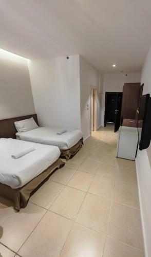Economy Twin Room image 3