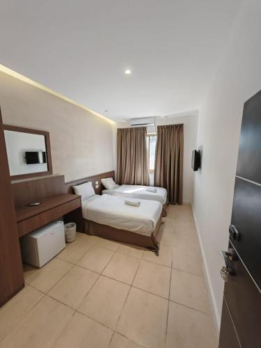 Economy Twin Room image 6
