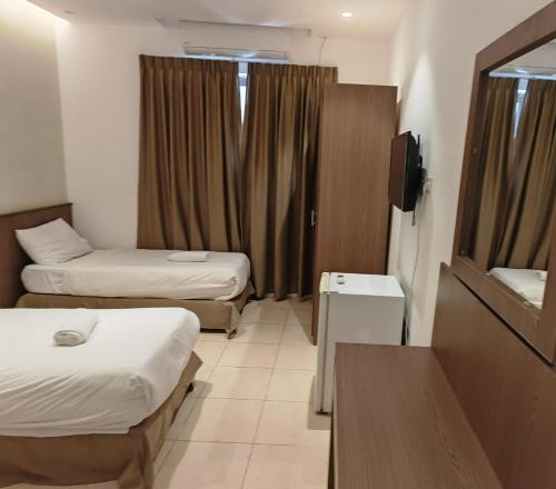 Economy Twin Room image 8