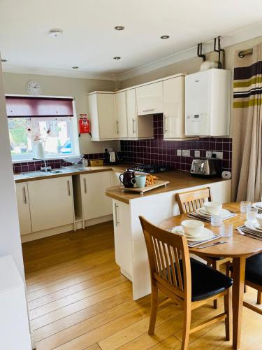 廚房, Peaceful, private, perfect home from home in 蓋德靈