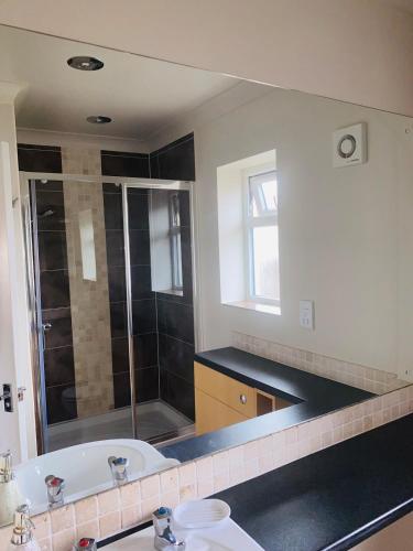 浴室, Peaceful, private, perfect home from home in 蓋德靈