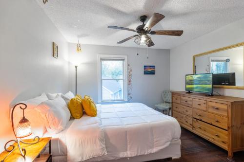 Pet-Friendly Beach Getaway, Relax by the Bay!