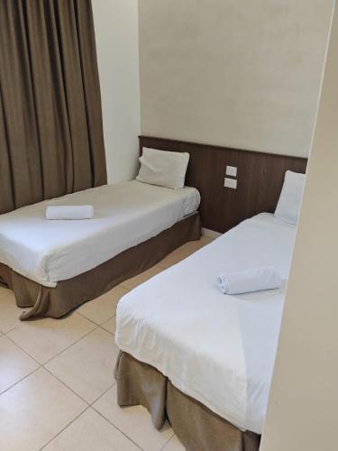 Economy Twin Room image 4