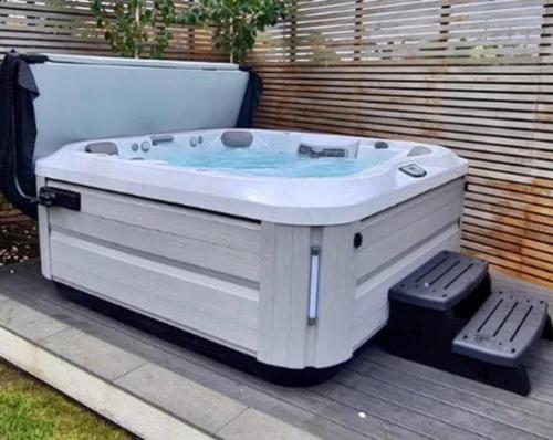 Stunning 3-bedroom, 2-bathroom, Garden & Hot Tub, West Kensington, Лондон (фото 2)