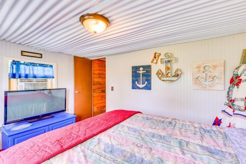 Fenced Yard Quaint Cabin Near Lake Texoma!