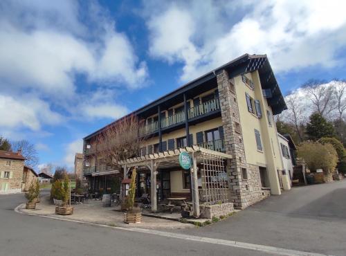 Hotel Restaurant La Clairiere in Chambon-sur-Dolore