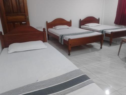 Triple Room with Private Bathroom image 3