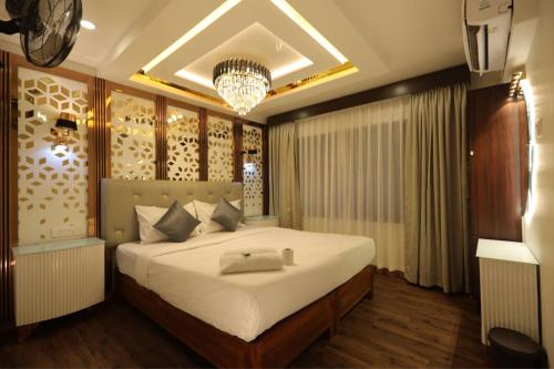 Elegant Boathouse - image 2