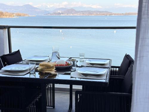 Aquavista Residence - Panoramic Lakefront Penthouses with Pool