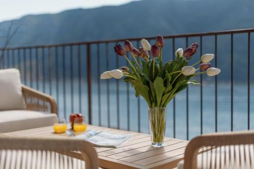 Three-Bedroom Apartment with Sea View image 8