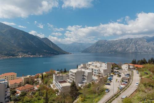 Three-Bedroom Apartment with Sea View image 6
