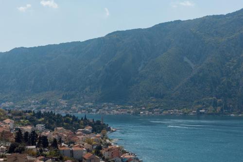 Three-Bedroom Apartment with Sea View image 5