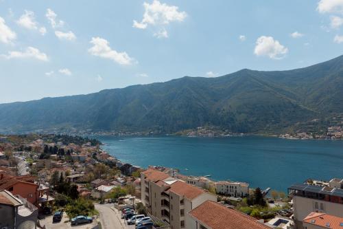 Three-Bedroom Apartment with Sea View image 4