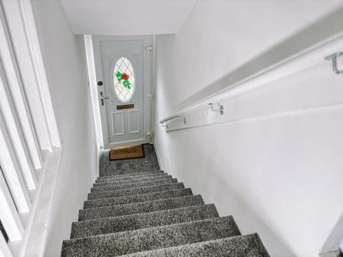 Itohan 3-bed Cottage Flat, Glasgow (photo 2)