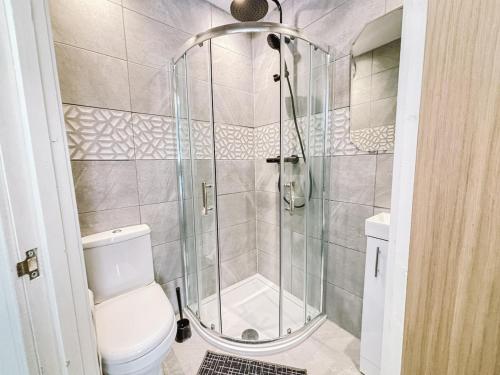 Itohan 3-bed Cottage Flat, Glasgow (photo 8)
