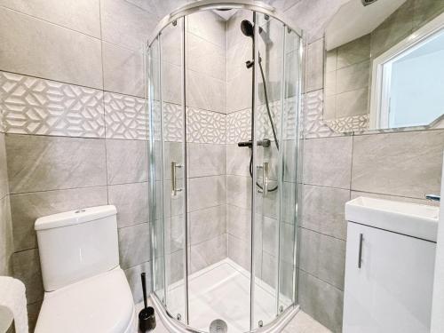 Itohan 3-bed Cottage Flat, Glasgow (photo 9)