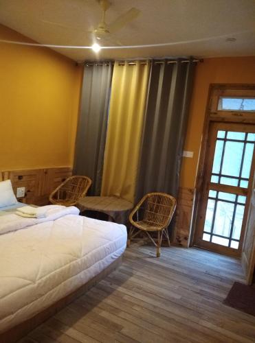 The Himalayan Walnut House - Tirthan in Chippni