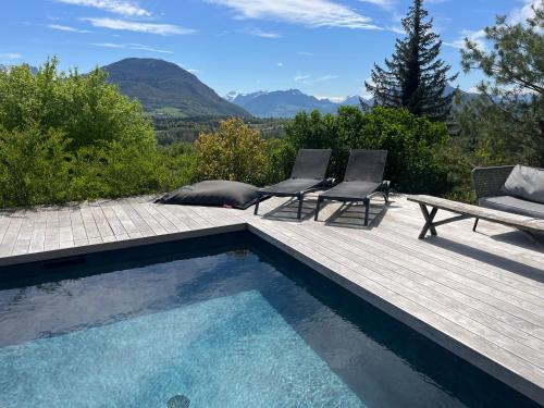 Maison en bois avec piscine chauffée et vue panoramique gîte à louer Saint-Martin-Bellevue