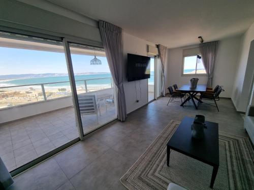 Beachfront Gallery in عكا